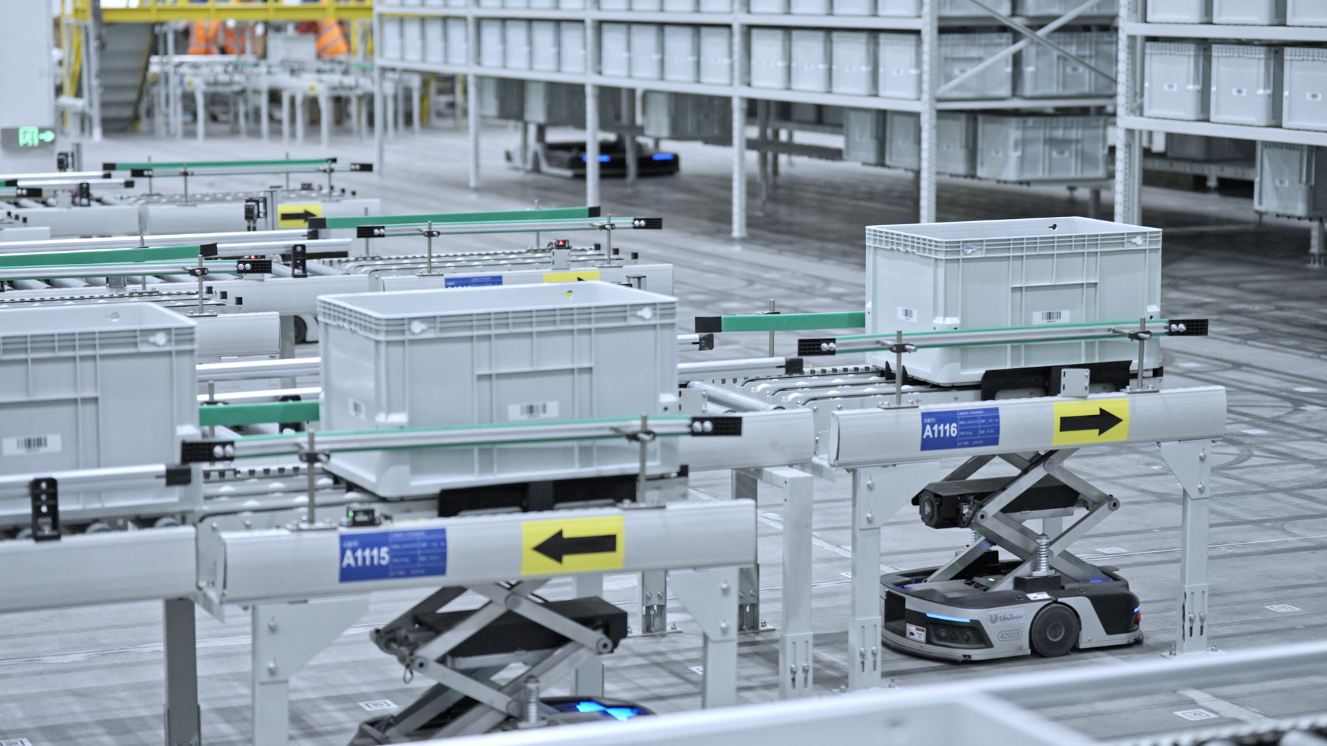 A production line in one of Unilever’s WEF Global Lighthouse Network factories, where robots help move goods efficiently.