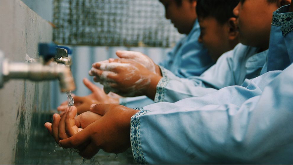 손을 씻는 어린이들