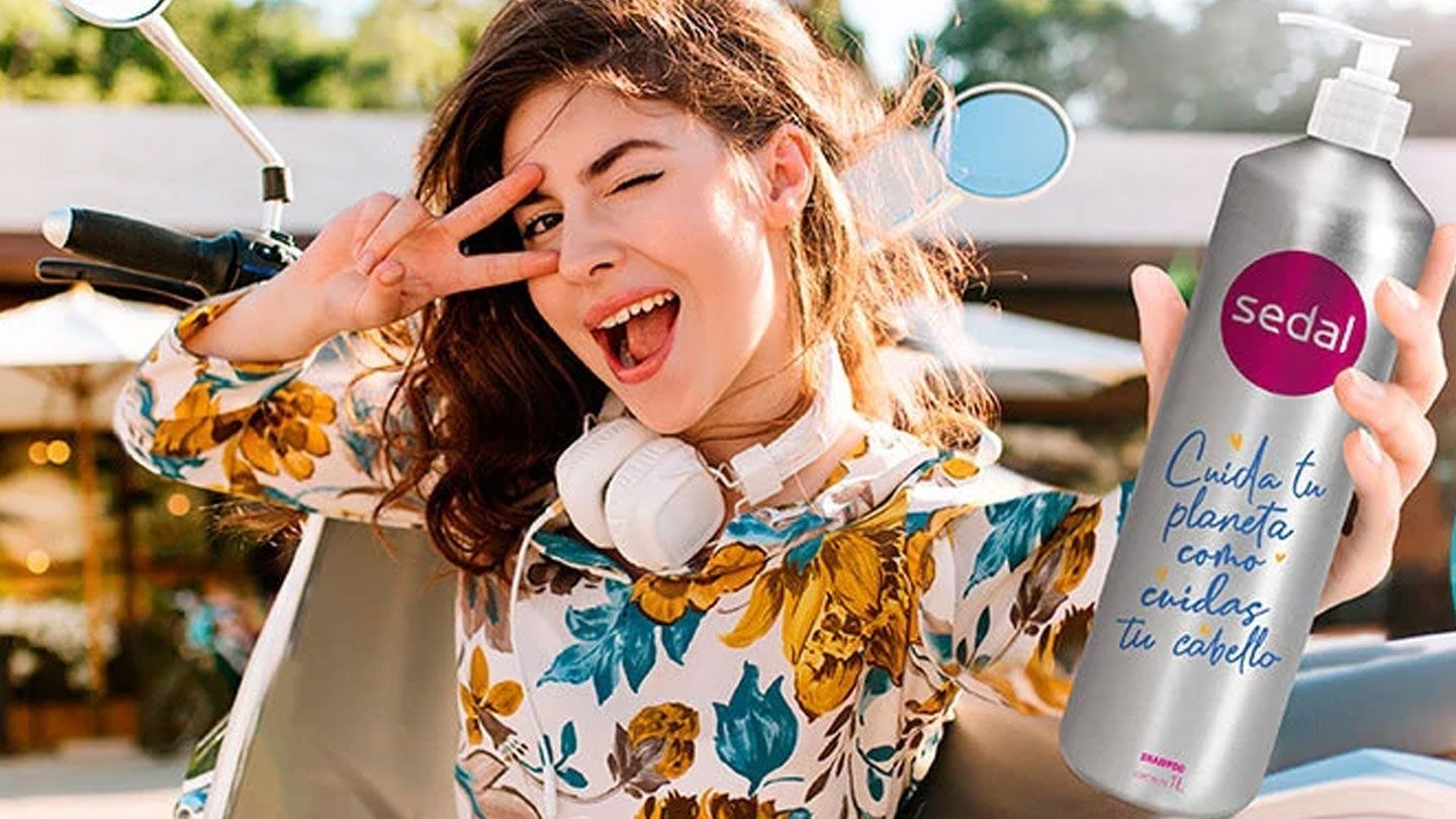 Young woman holding Sedal aluminium refillable bottle. 