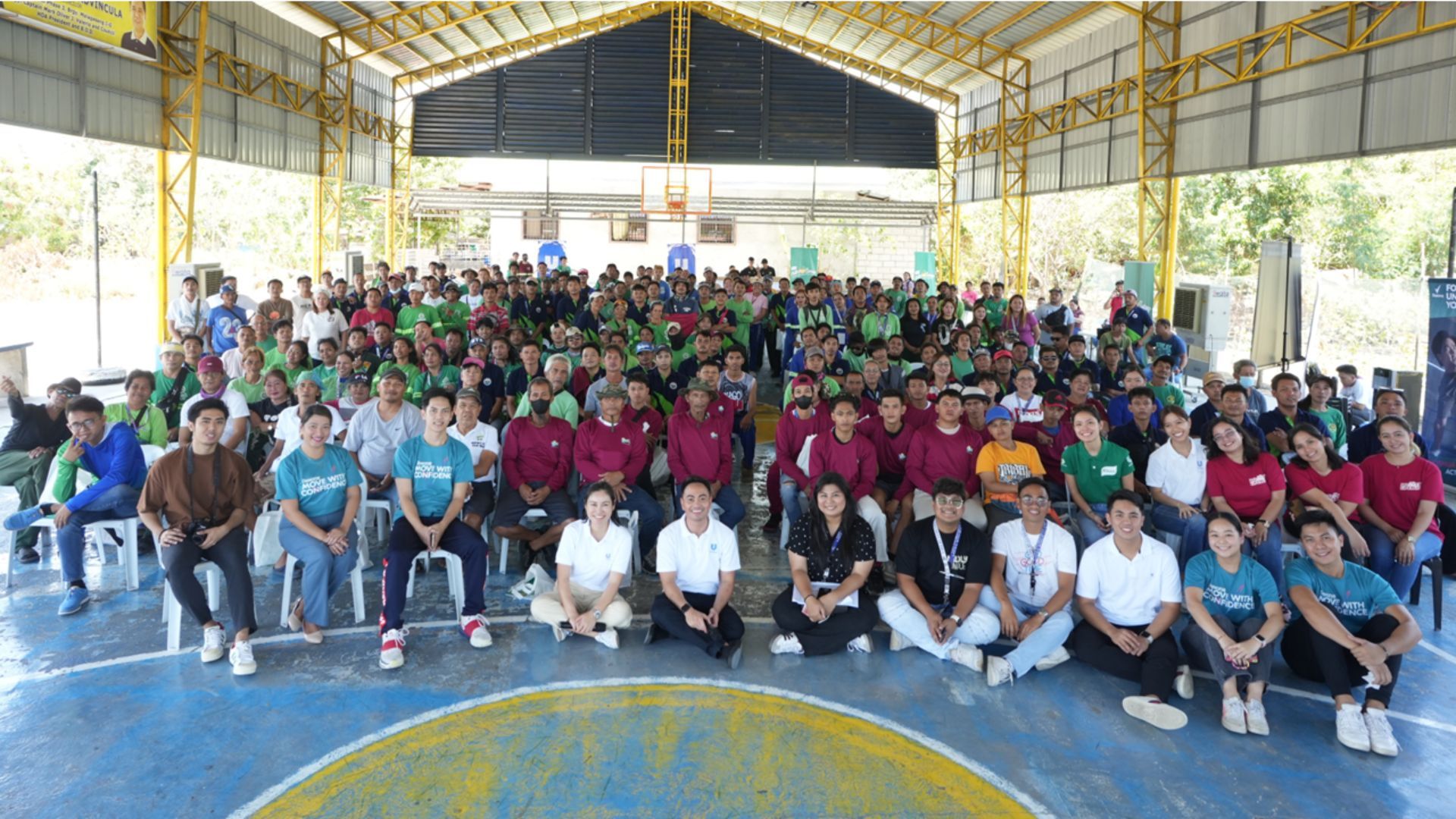 A group photo of the 250 waste workers joining the Unilever team